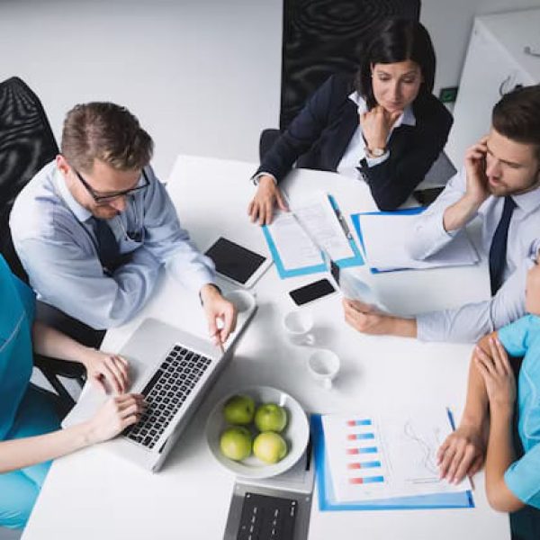 team-doctors-meeting_107420-84805